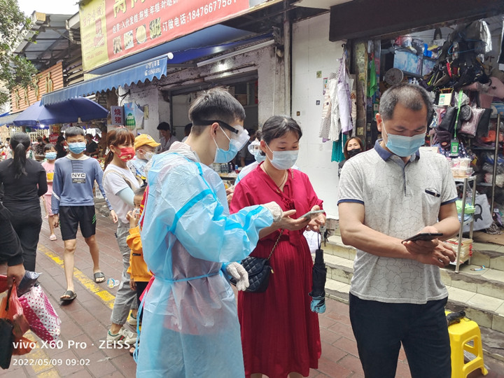 霞山法院志愿者到防疫第一线维持秩序、指引群众扫码登记2_副本.jpg